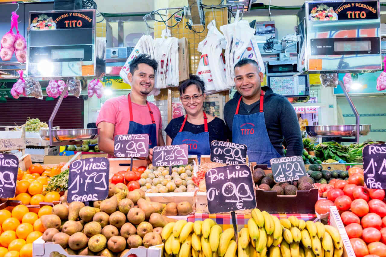 Frutas Y Verduras Frescas De Temporada. Mercado Delicias Zaragoza