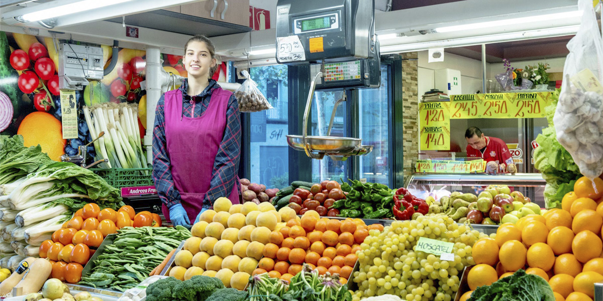 Frutas Y Verduras Frescas De Temporada. Mercado Delicias Zaragoza