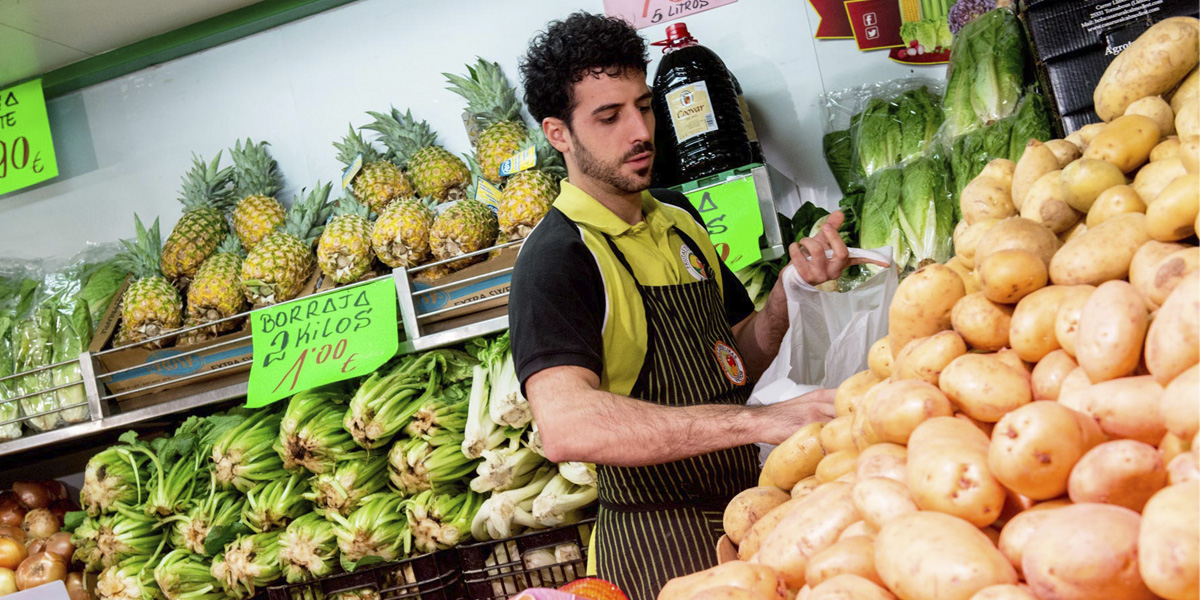 Frutas Y Verduras Frescas De Temporada. Mercado Delicias Zaragoza