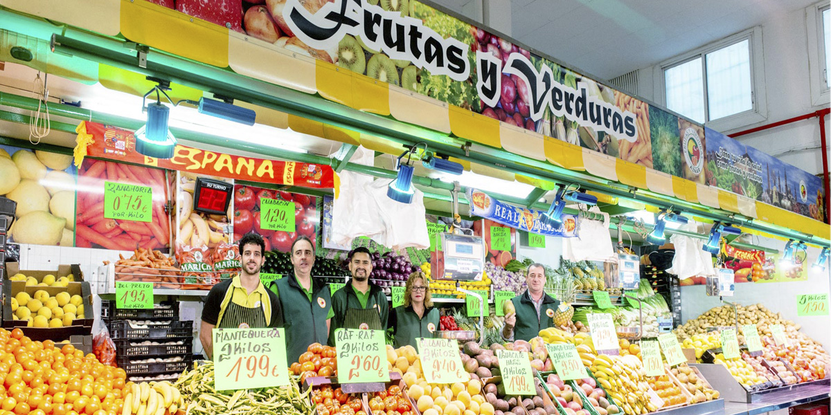 Frutas Y Verduras Frescas De Temporada. Mercado Delicias Zaragoza