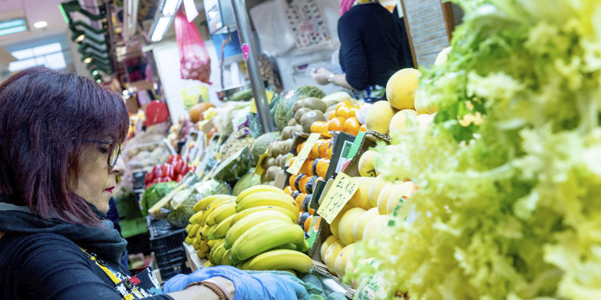 Frutas Y Verduras Frescas De Temporada. Mercado Delicias Zaragoza