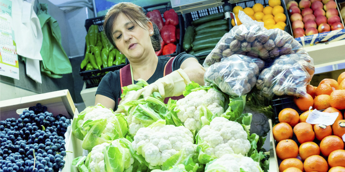 Frutas Y Verduras Frescas De Temporada. Mercado Delicias Zaragoza