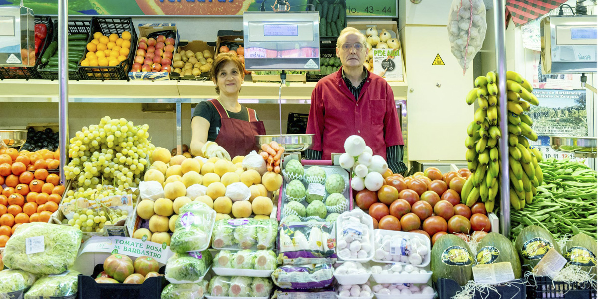 Frutas Y Verduras Frescas De Temporada. Mercado Delicias Zaragoza